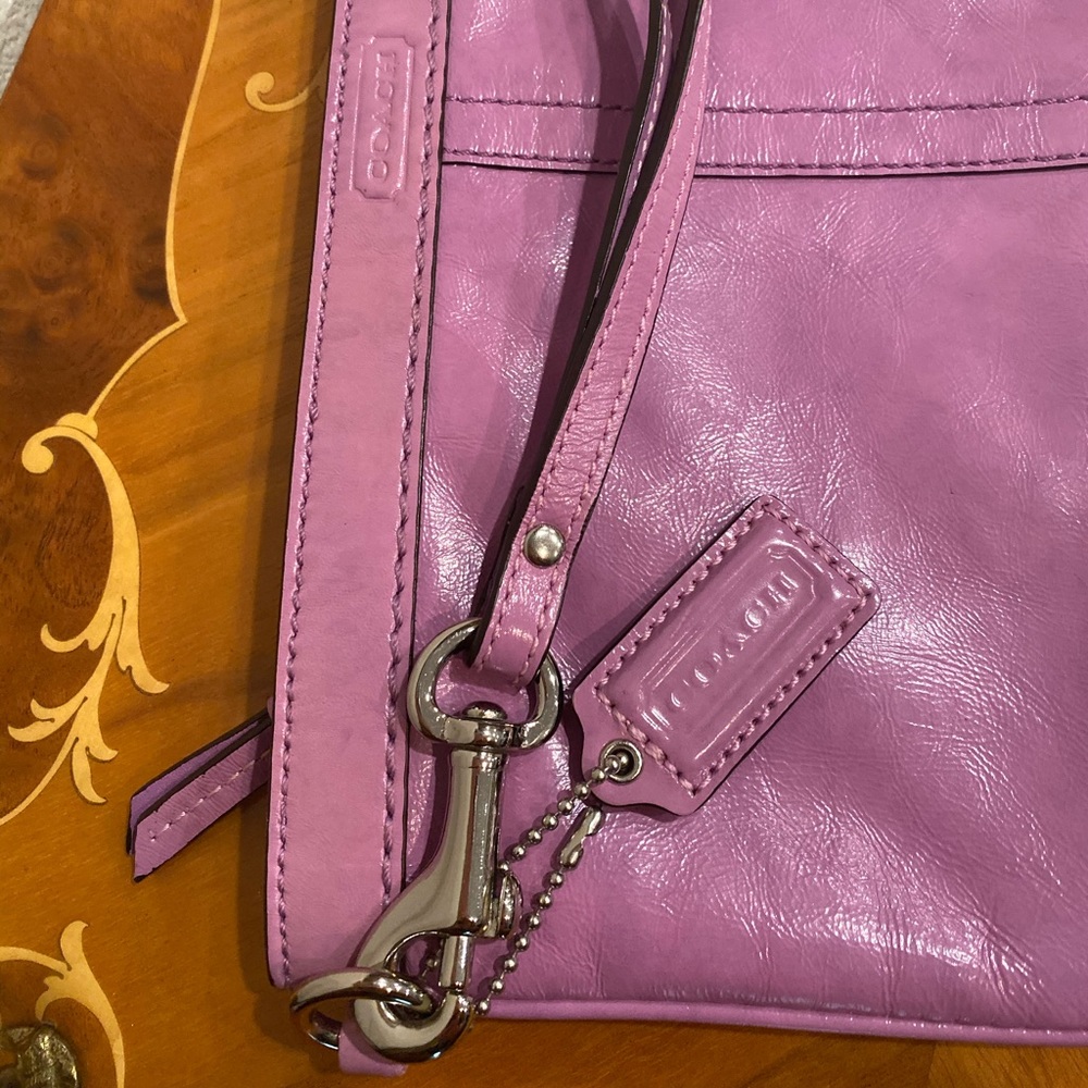 Authentic COACH Wristlet Lavender Leather.